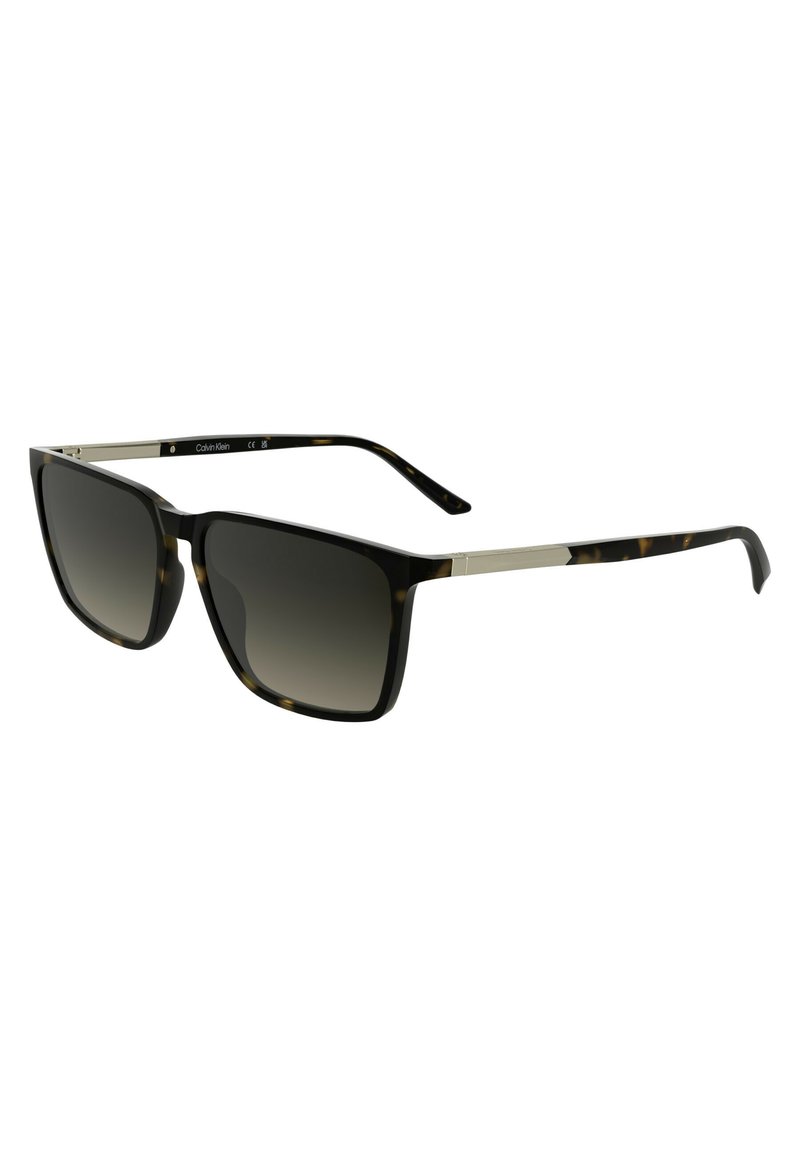 Lunettes de soleil noires et écaille de tortue avec une monture carrée, des verres dégradés et des accents métalliques argentés sur les branches.