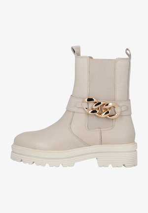 Stivale beige alla caviglia con tomaia in pelle testurizzata, tacco chunky e accento in catena dorata sulla cinghia. Presenta pannelli laterali elasticizzati per una vestibilità perfetta.