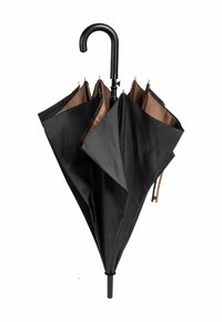 Svart paraply med ett böjt svart handtag, åtta tygpaneler, brunt inredningsfoder och en kompakt design med fästa stängningsremmar.