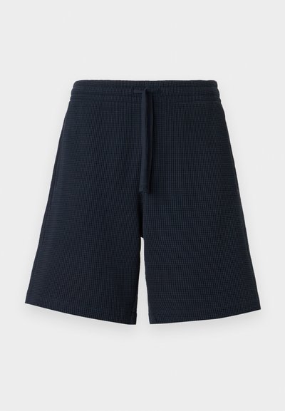 Σορτς σε navy μπλε με πλέξη βάφλας, ελαστική μέση και κορδόνι μπροστά, μήκος μέχρι το γόνατο και casual στυλ.
