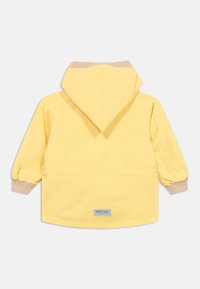 Κίτρινο μπουφάν με κουκούλα, ελαστικές μανσέτες, υφή υφάσματος και ετικέτα στο πίσω μέρος. Διαθέτει απλό σχέδιο και ευρύχωρη κουκούλα.