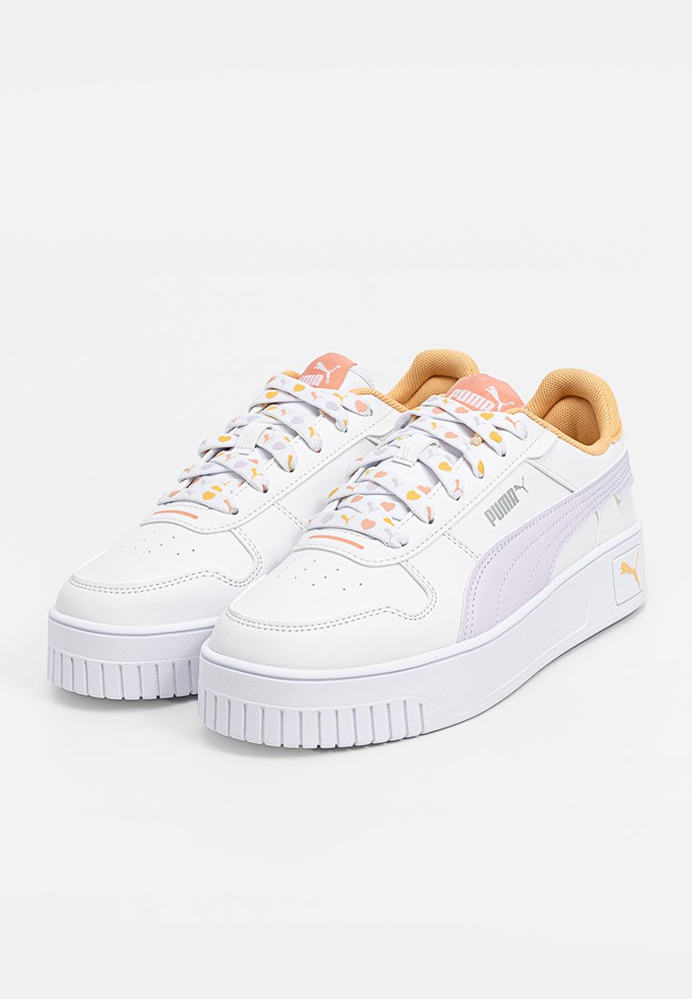 Weiße Plattform-Sneaker mit Lavendel- und Pfirsichakzenten, Schnürdesign, perforierter Zehenpartie und gemusterter Innenauskleidung. Mit Puma-Logo.