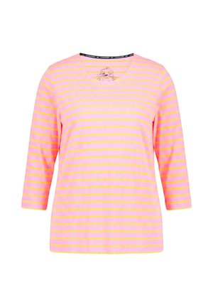 Rosa Hemd mit gelben horizontalen Streifen, Dreiviertelärmeln und einem runden Ausschnitt mit kleinem aufgedrucktem Design im Kragen.