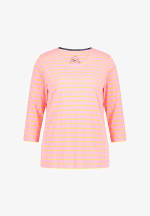 Rosa Hemd mit gelben horizontalen Streifen, Dreiviertelärmeln und einem runden Ausschnitt mit kleinem aufgedrucktem Design im Kragen.