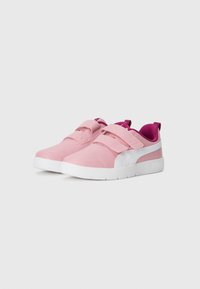 Des chaussures de sport roses avec un dessus lisse, une semelle blanche et deux sangles Velcro. Elles présentent un intérieur rose foncé et un logo blanc sur le côté.