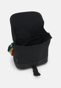 Sacoche noire avec un doublure intérieure douce, une sangle arc-en-ciel réglable et une fermeture sécurisée en haut ; dotée d'une étiquette de logo coloré.