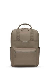 Beige Rucksack aus glattem, strapazierfähigem Material. Verfügt über einen oberen Tragegriff, zwei vordere Reißverschlusstaschen und gepolsterte Schultergurte zum Tragen.