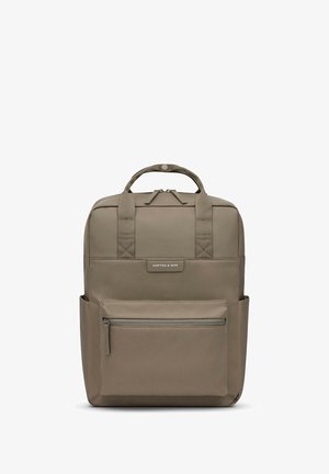 Zaino beige realizzato in tessuto liscio e resistente. Presenta una maniglia superiore, due tasche frontali con zip e spallacci imbottiti per il trasporto.