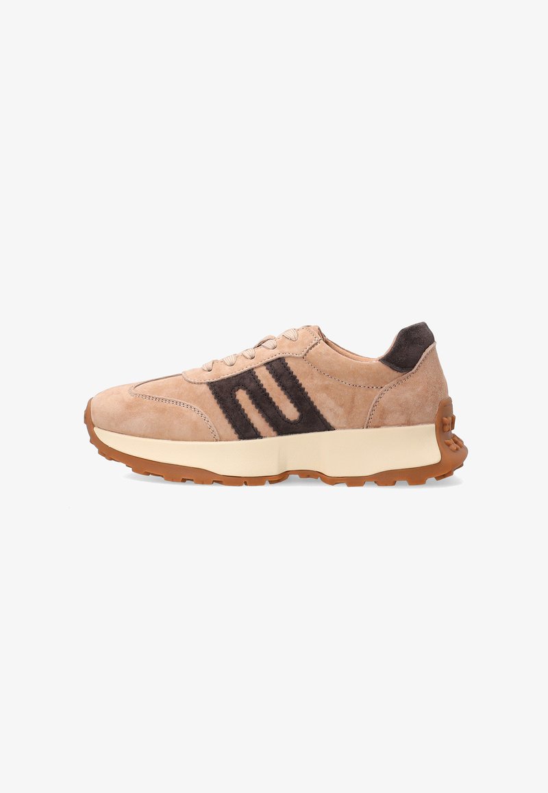 Zamszowe sneakersy w beżowym i ciemnobrązowym kolorze z masywną gumową podeszwą. Posiadają kontrastowe paski, okrągłe sznurówki oraz teksturowany wzór.
