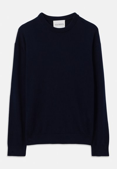 Modra dolga majica s crewneck iz kvalitetnega materiala, s rebrastimi manšetami in robom, z majhno belo oznako z napisom "CLOSED" na vratu.