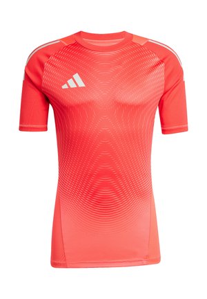 Rotes Sportshirt aus elastischem Material. Verfügt über kurze Ärmel, einen Rundhalsausschnitt und ein strukturiertes Muster mit weißen Akzentstreifen.