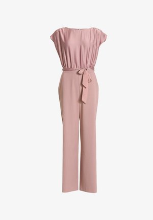 Roze mouwloze jumpsuit met een hoge taille en een ceintuur die gestrikt wordt, met wijde pijpen op een witte achtergrond.