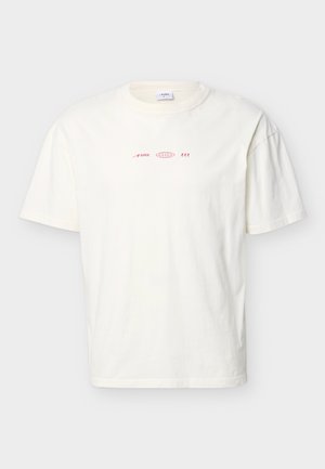 Wit T-shirt met korte mouwen en ronde hals, met een klein rood ARKK-logo, een wereldbol en drie menselijke figuren gedrukt op de borst.
