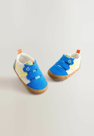 Blaue und gelbe Kleinkindschuhe mit zwei Klettverschlüssen, Netzpaneelen, einer Gummisohle und einem kleinen orangen Zuglaschen am Absatz.