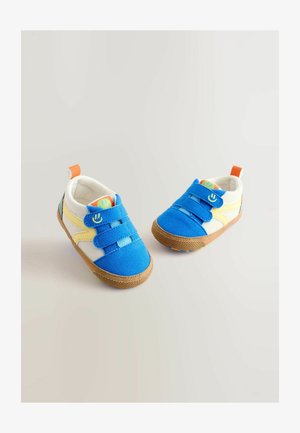 Modre in rumene otroške superge z dvema ježkoma, mrežastimi paneli, gumijastim podplatom in majhno oranžno zanko na peti.