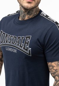 Lonsdale NORMALE PASSFORM VEMENTRY - Marškinėliai su spaudiniu - navy black white