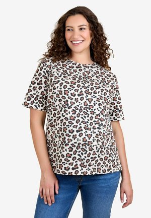 Krátky rukáv tričko s leopardím vzorom v béžovej farbe, s čiernymi a hnedými škvrnami, vo voľnom strihu a s okrúhlym výstrihom. V spojení s modrými džínami.