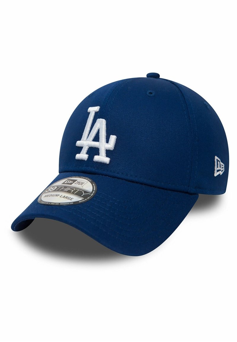 Casquette de baseball bleue avec le logo "LA" blanc sur le devant et un autocollant de taille "39THIRTY Medium-Large" sur la visière courbée.