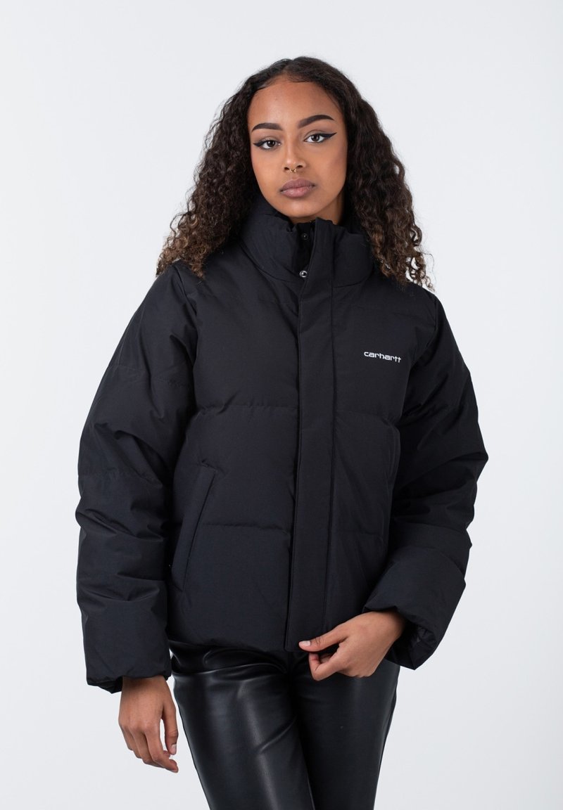 Schwarze Steppjacke mit hohem Kragen, aus isolierendem Stoff. Verfügt über einen Frontreißverschluss und Seitentaschen. Glatte Textur.