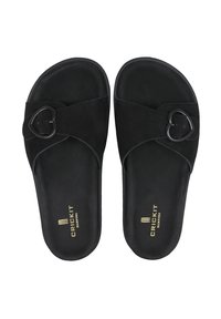 Zwarte slide-sandalen met een hartvormige accentgesp, zachte suède materiaal, kruisbandontwerp en een platte zool met gouden branding.
