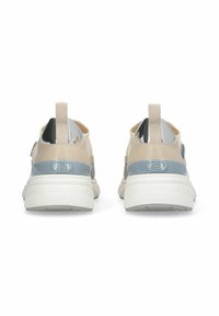 Baskets beige avec un détail talon gris clair. Ils présentent un logo discret, une semelle texturée et une languette à l'arrière pour un enfilage facile.