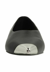 Ballerines noires avec un bout rond et une finition métallisée sur le bout. Matériau supérieur lisse avec une finition mate et une semelle flexible.