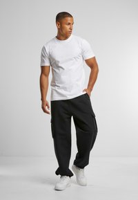 Urban Classics Cargo trousers - black