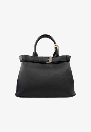 Borsetta in pelle nera texturizzata con manici superiori e una cintura decorativa regolabile con fibbia dorata sulla parte superiore anteriore.