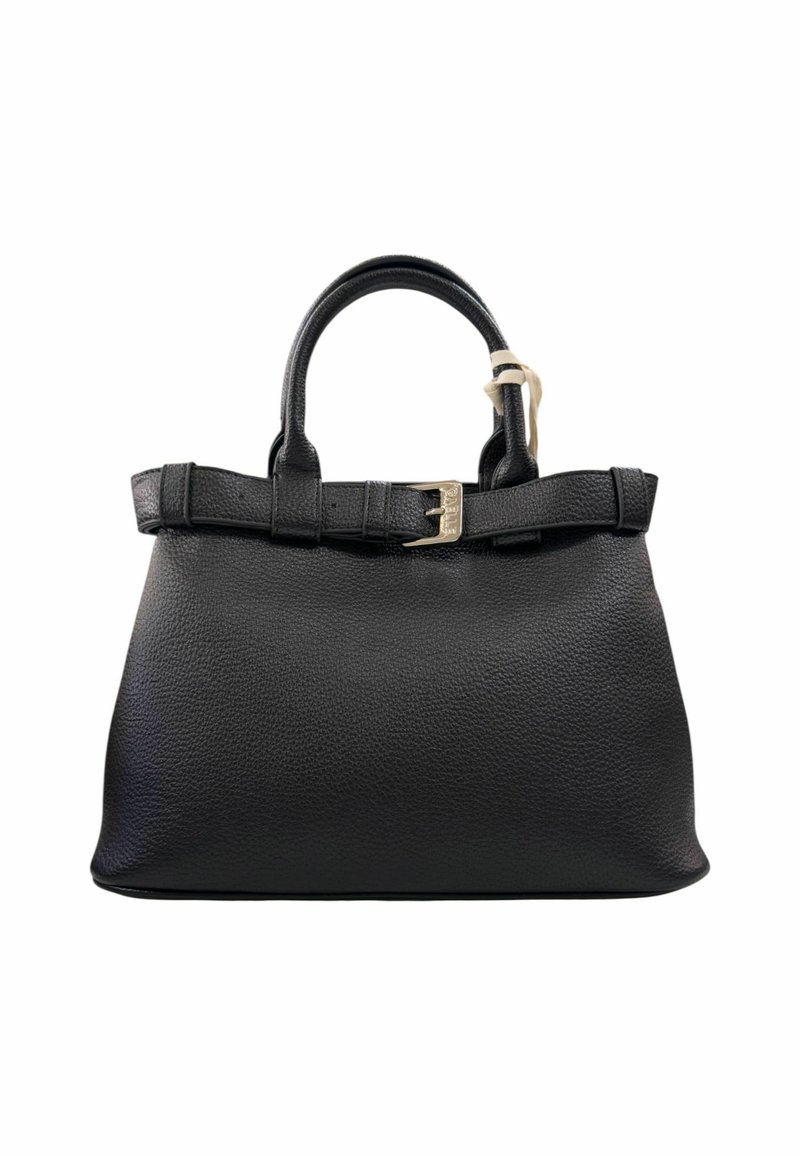 Borsetta in pelle nera texturizzata con manici superiori e una cintura decorativa regolabile con fibbia dorata sulla parte superiore anteriore.
