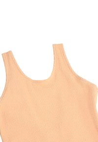 Peachfarget tanktop laget av teksturert ribbestrikket stoff. Har brede skulderstropper og en rund halslinning. Ingen mønstre eller detaljer.