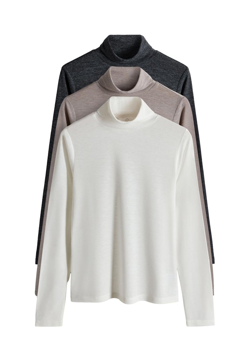Tre lange ærme turtleneck-toppe i hvid, beige og mørkegrå. Blødt stof med en glat tekstur og tætsiddende design.