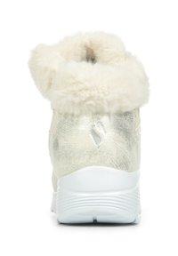 Baskets blanches avec doublure en fausse fourrure, finition métallique, forme arrondie, dessus texturé et semelle en caoutchouc blanche. Intérieur doux visible au niveau de la cheville.