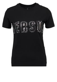 Camiseta negra de manga corta con un diseño de letras metálicas reflectantes en la parte delantera. Cuello redondo clásico, material de algodón.