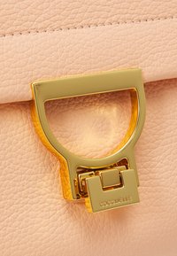 Coccinelle ARLETTIS SIGNATURE - Borsa a mano - sunrise