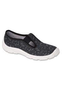 Czarne buty wsuwane z wzorzystą cholewką, z jasnoszarymi grafikami, elastyczną taśmą przy otworze i białą gumową podeszwą.