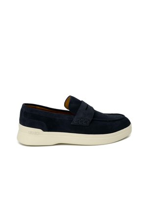 Mocassino in suede blu navy con design slip-on, caratterizzato da un vampo cucito, dettagli tonali e una suola in gomma beige per un contrasto.
