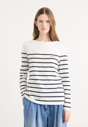 Gestreepte langemouwen shirt in wit en marineblauw, met een ronde halslijn en een klein rood logo. De stof lijkt zacht met een casual pasvorm.