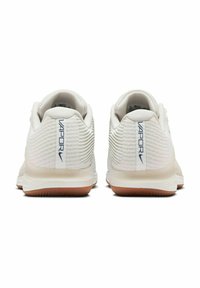 Weiße Sportschuhe mit einem strukturierten Strick-Obermaterial, einer geschwungenen Ferse und einer Gummisohle. Mit blauer "VAPOR"-Markierung an der Ferse.