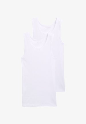 Weiße Baumwolle-Tanktops mit breiten Trägern, einem gerippten Design und runden Ausschnitten. Zwei Stücke, die leicht übereinander liegen.