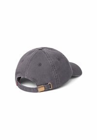 Cappellino in cotone grigio con visiera curva, cinturino regolabile sul retro con fibbia metallica e fori di ventilazione cuciti sulla corona.