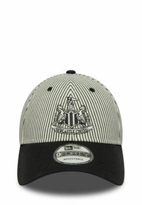 Schwarz-weiße gestreifte Baseballmütze mit einem aufgestickten Newcastle United-Logo auf der Vorderseite. Mit einem geschwungenen Schirm und einem verstellbaren Riemen.
