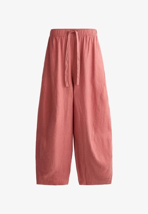 Pantaloni scurți cu croială lejeră și picior larg, de culoare roz prăfuit, cu talie elastică și șnur frontal, realizați dintr-un material ușor.