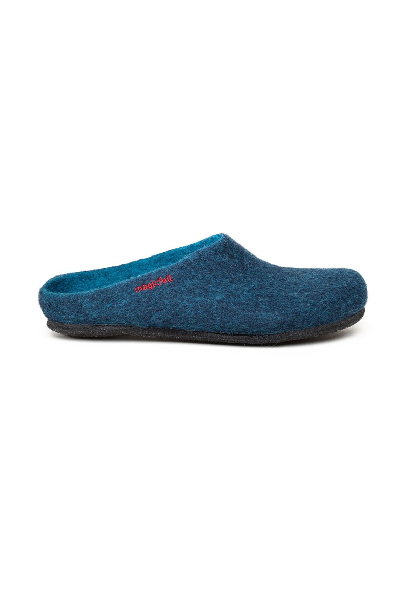 Pantofole in feltro di lana di colore blu scuro con interno blu chiaro, design senza schienale, suola piatta e dettaglio del logo rosso sul lato.
