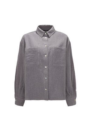 Szara koszula na guziki wykonana z teksturowanej tkaniny, z kołnierzykiem, dwoma przednimi kieszeniami oraz mankietami zapinanymi na guziki z małymi złotymi akcentami.