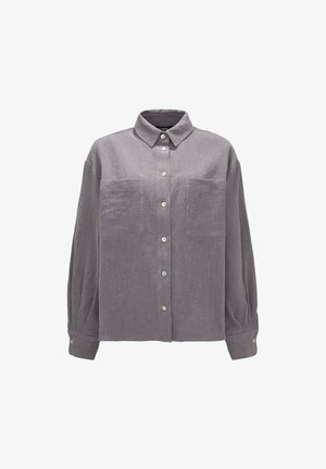 Szara koszula na guziki wykonana z teksturowanej tkaniny, z kołnierzykiem, dwoma przednimi kieszeniami oraz mankietami zapinanymi na guziki z małymi złotymi akcentami.