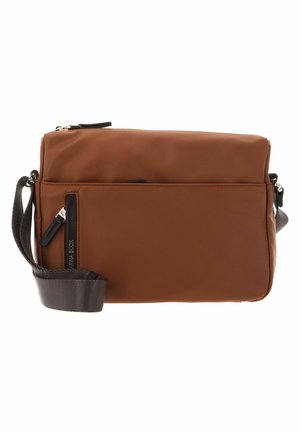 Sac bandoulière rectangulaire marron avec une sangle noire réglable, une poche frontale zippée et des tirettes de fermeture éclair argentées.