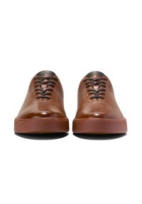 Bruine leren sneakers met een gladde afwerking, ronde punten en vetersluiting. Rubberen zool met textuuraccenten; minimalistische stijl.