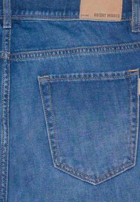 Jeans de mezclilla azul con un diseño clásico de bolsillo trasero, costuras prominentes y una pequeña etiqueta de cuero con "ANTONY MORATO" en la cinturilla.