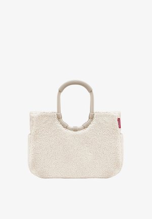 Cremfarbene Tasche aus weichem, strukturiertem Material, mit einem runden Griff und rechteckiger Form. Enthält ein rotes Logoschild.