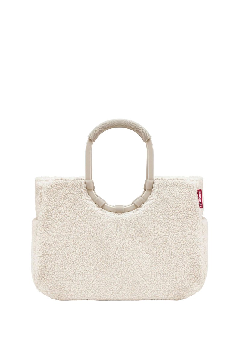 Cremfarbene Tasche aus weichem, strukturiertem Material, mit einem runden Griff und rechteckiger Form. Enthält ein rotes Logoschild.